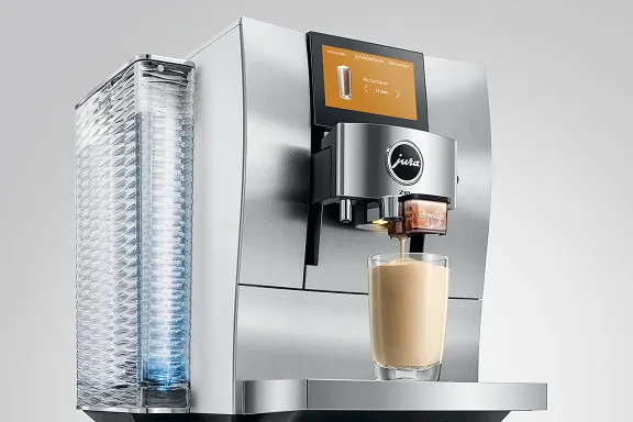 JURA Z10 Kaffeevollautomat in Aluminium White beherrscht cremigen Moccacino mit Schokosirup auf Fingertipp