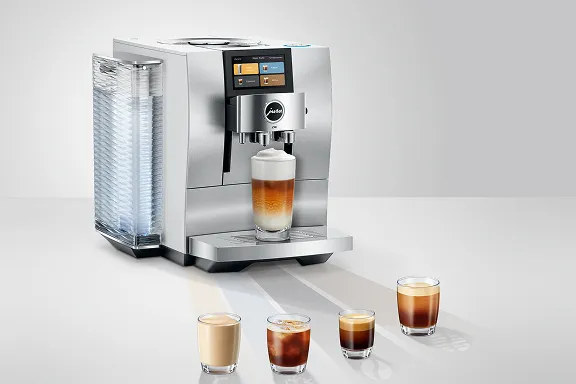 JURA Z10 Kaffeevollautomat in Aluminium White mit vier Kaffeespezialitäten aus verschiedenen Genusswelten