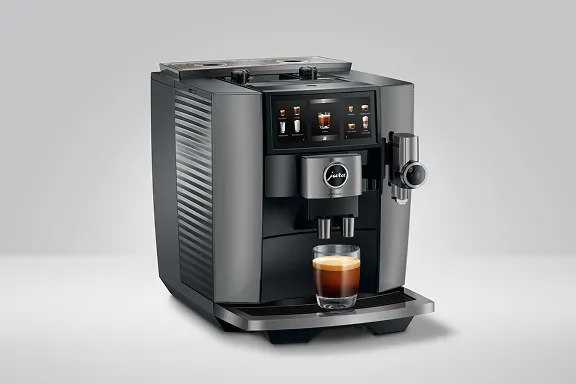 J10 twin: JURA J10 Kaffeevollautomat in Diamond Onyx mit großem Touch-Display und zwei verschiedenen Mahlwerken und Bohnenbehältern