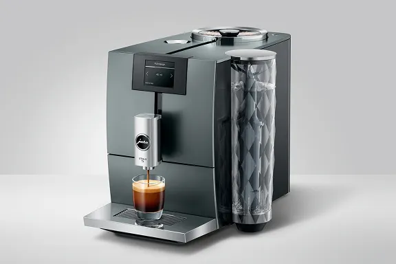 ENA 5: JURA ENA 5 Kaffeevollautomat in Night Inox mit einem frischen Light Brew