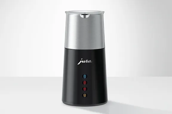 Schwarzer elektrischer Milchaufschäumer von JURA mit Edelstahlbecher und vier beleuchteten Tasten an der Front auf neutralem Hintergrund.